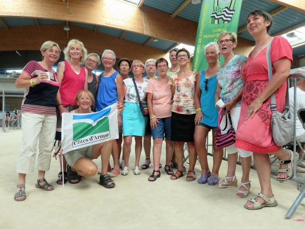 De gauche à droite : Marie-France, Sylvie, ?, Nicole, Annick, ?, Madeleine, Christiane, Chrystelle, Annick, Monique, Huguette et Agnès. Accroupie, Marina.