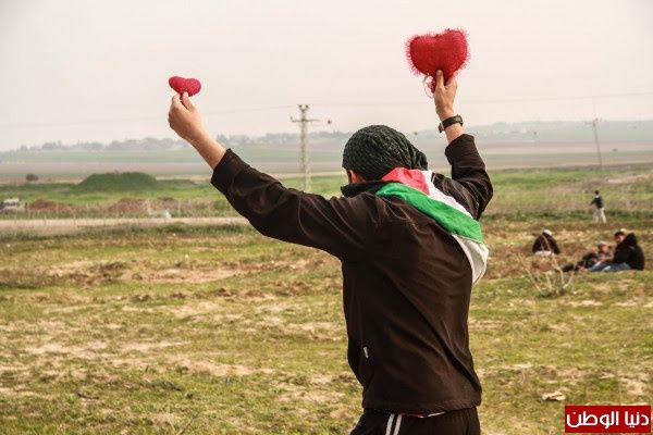 L’armée israélienne blesse 13 manifestants pacifistes à Gaza.