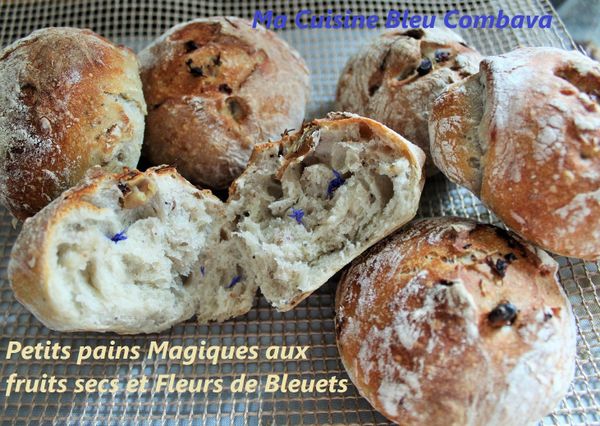 Petits Pains Magiques aux Fruits Secs et Fleurs de Bleuets