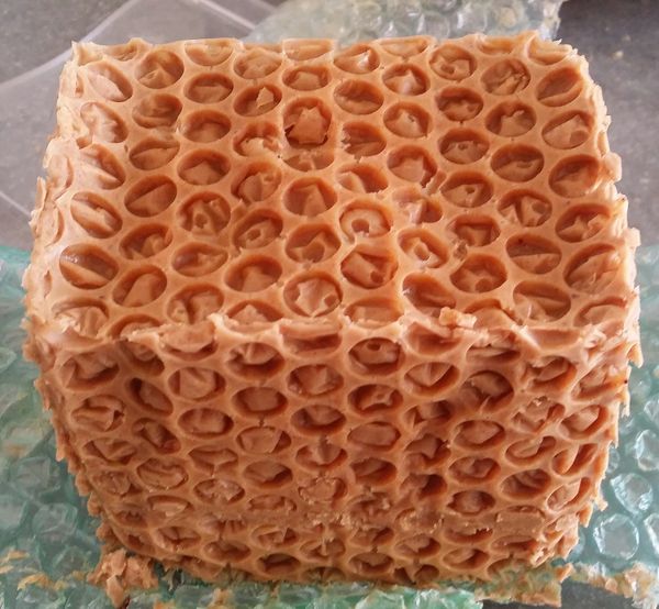 Savon de la ruche, version 2 : cire d'abeille, propolis, miel et pollen