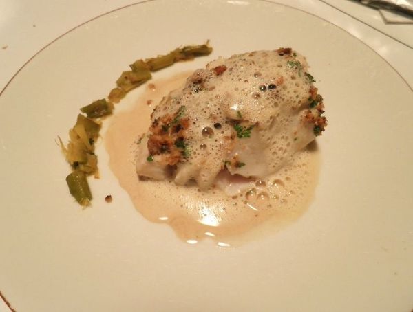 Cabillaud meunière, émulsion beurre, condiment truffé, croustillant acidulé