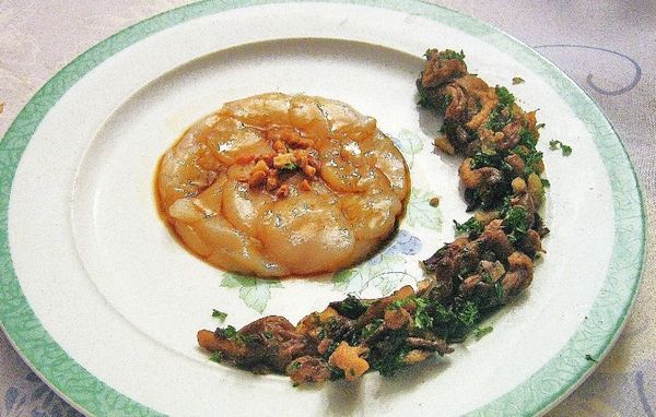Carpaccio de St Jacques, jus de poulet aux pignons, duxelles des sous bois