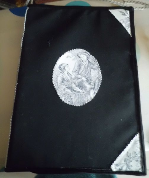 Une trousse de brodeuse / An embroidery kit
