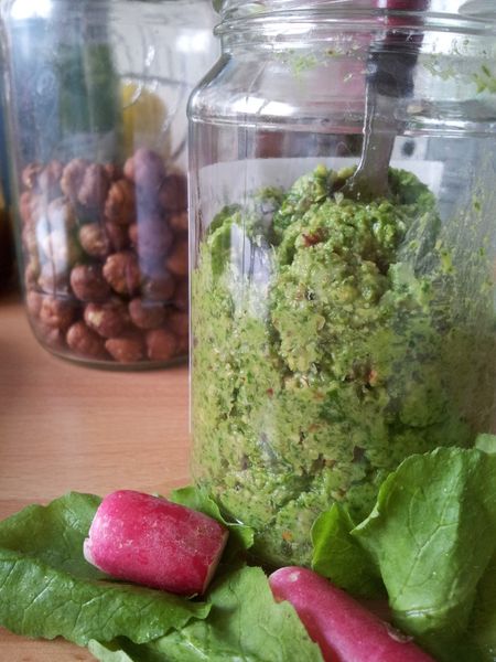 Pesto de fanes de radis et noisettes.
