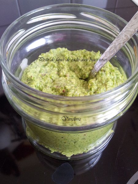 Pesto végétalien de fanes de radis et baies roses.