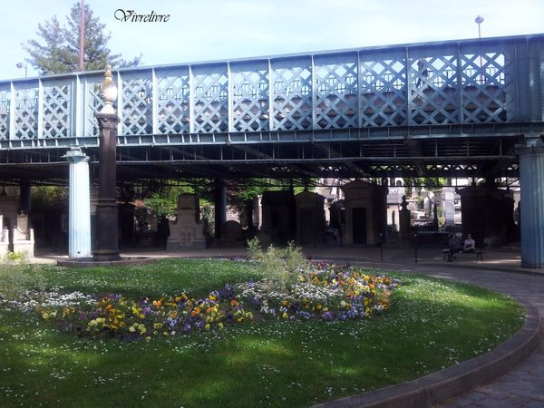 Le pont qui enjambe le cimetière et qui abîme les tombes en dessous. La tombe de Stendhal y était auaravant mais a été déplacée suite à sa construction, car il était "impensable" qu'il reste là.
