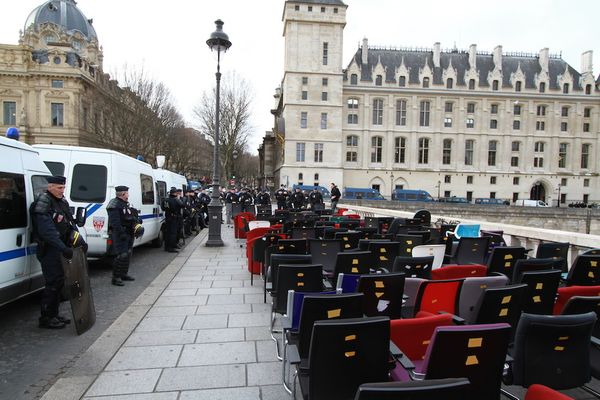 Procès Cahuzac : des centaines de citoyen⋅e⋅s remettent 196 chaises à la justice