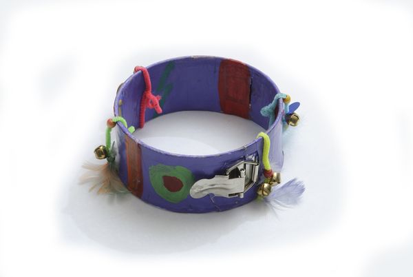 Activité de bricolage/musique : Un tambourin multicolore