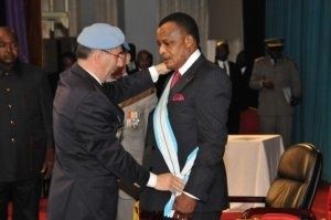 Soldat de la paix (si, si) / le dictateur Sassou N'Guesso décoré par Bayrou (Le Gri-Gri)