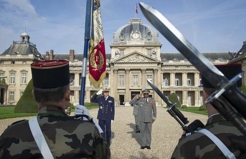 L'Amiral Guillaud et le Général Traoré fête la collaboration franco-burkinabé (2013)