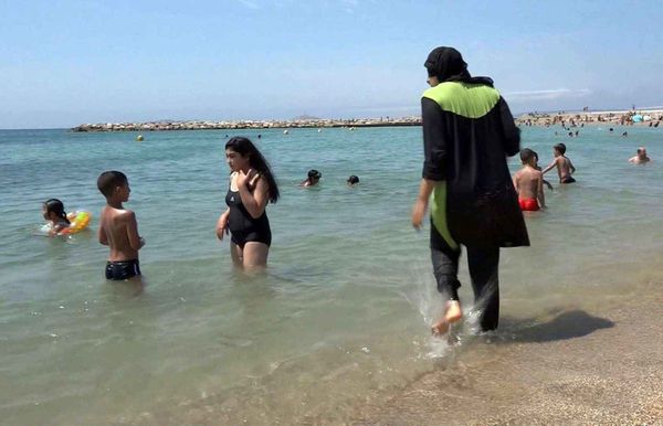 La géniale polémique de l'été pour les islamistes: le burkini à la plage.