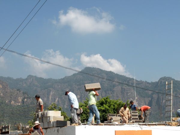 Chantier sur fond de montagnes à Tepoztlán : « hecho a mano »