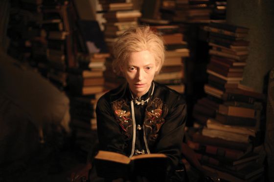 Tilda Swinton dans 'Only lovers left alive' de Jim Jarmusch (2013) (photo Sandro KOPP : http://www.laweekly.com/2014-04-10/filmtv/jim-jarmuschs-vampire-movie-may-be-his-best/)