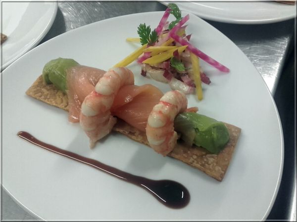 Finger au saumon fumé , guacamole et crevettes
