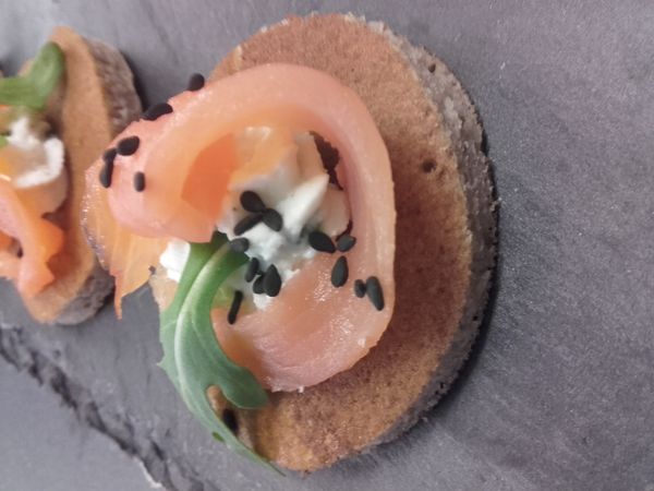 Blinis de sarrasin au chèvre frais et saumon fumé