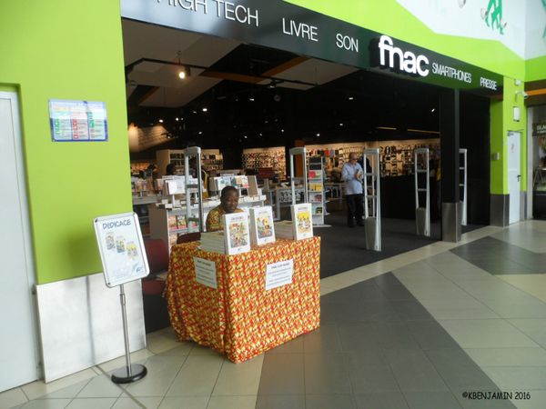 En dédicace à la Fnac Cap/Nord de la Riviera 3 en Côte d'Ivoire