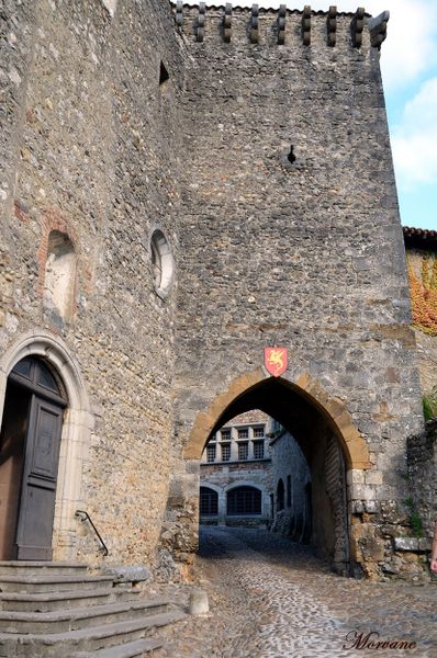 La Porte d'en Haut date du XIIe siècle. Entrée de l'ancien château fort.
