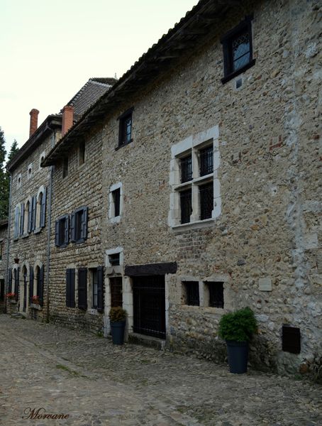 A Pérouges, un dragon d'or garde pour nous le temps.
