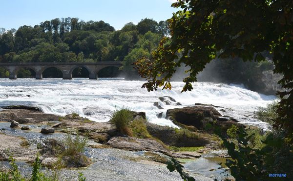 Le fleuve a glissé le long des piles du pont qui relie les deux rives. La chute est imminente.