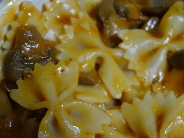 Farfalles aux Champignons,Tomates et Basilic