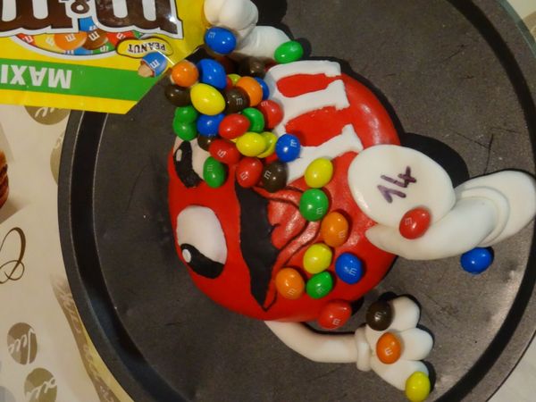 GRAVITY CAKE M&M'S