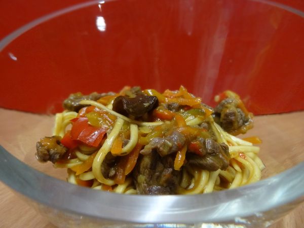 WOK DE NOUILLES SAUTÉES AU BŒUF ET LÉGUMES