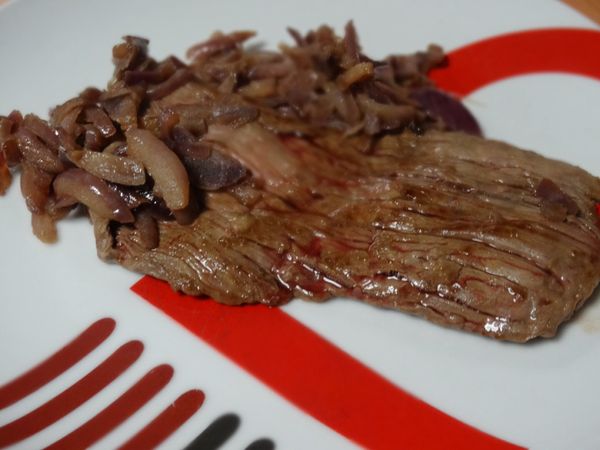 BAVETTES AUX OIGNONS ROUGES.