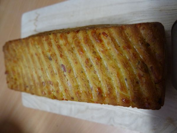 CAKE AUX LARDONS/TOMATES SÉCHÉES ET CAJUN