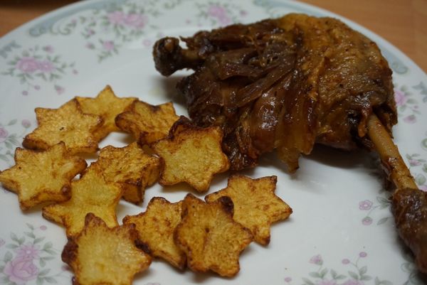 CONFIT DE CANARD MAISON ET SES ÉTOILES SAUTÉES À LA GRAISSE DE CANARD