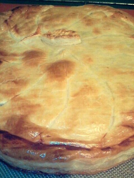 tourte au saumon , poireau et moutarde à l'ancienne