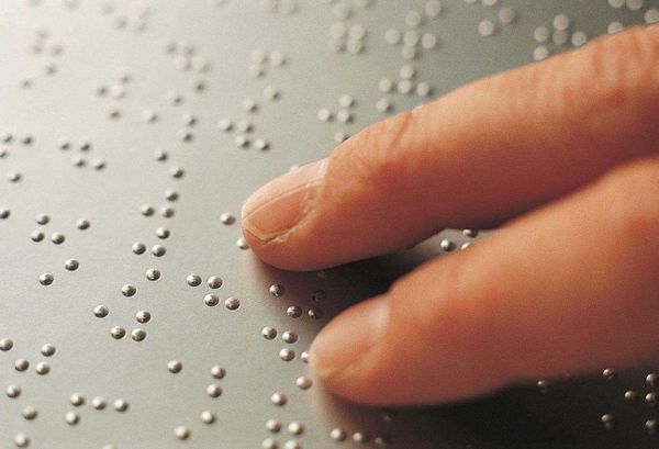 Un lecteur de braille lit d'étranges messages sur la croûte des crottins de Chavignol