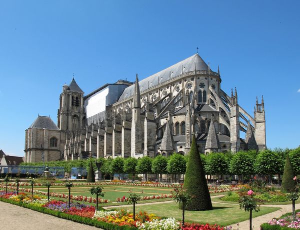 La tempête a déplacé la cathédrale de Bourges de deux mètres