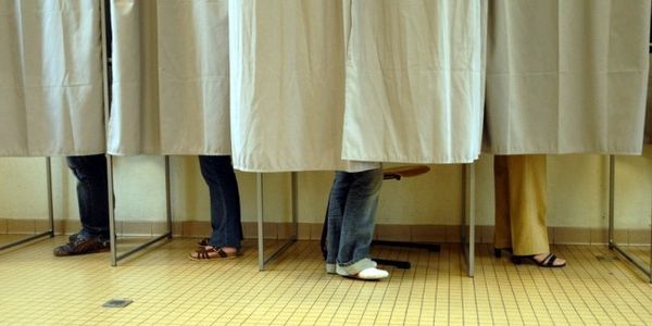 Un couple de Trouy en pleins ébats dans un isoloir !