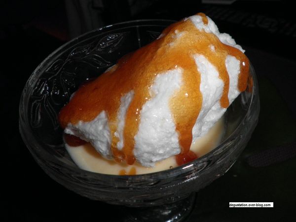 Oeufs à la neige sur lit de crème anglaise et sa robe en caramel