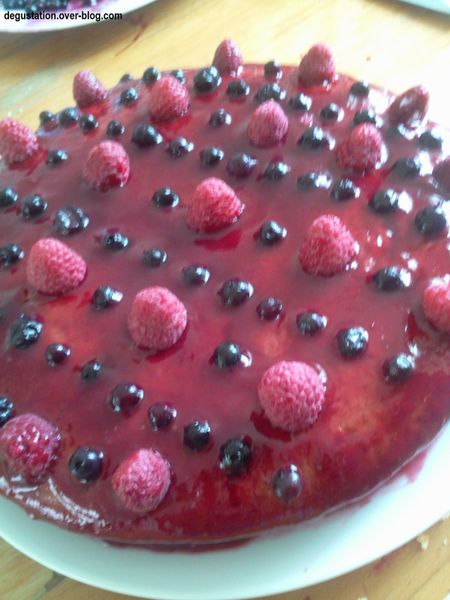 Gâteau d'anniversaire léger aux fruits rouges et chantilly
