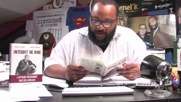 Les avocats de Dieudonné offrent leur livre aux députés