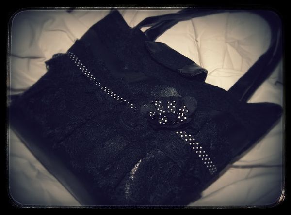 Sac simili cuir, sac gothique, sac dentelle noir avec ruban noir à pois blancs et rose noire