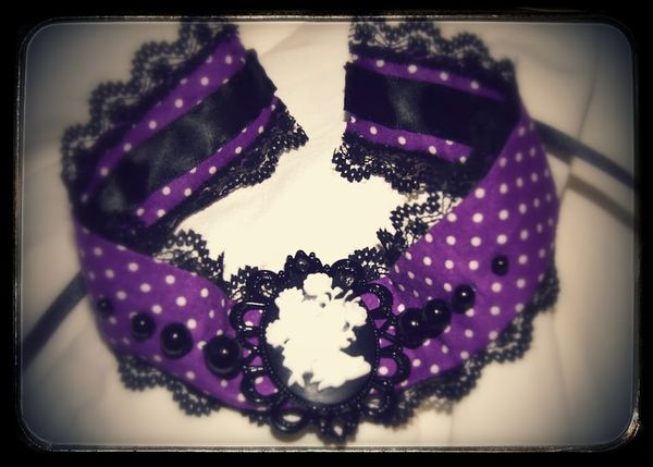 Collier gothique dentelle tour de cou féérique violet et noir pois blancs camée