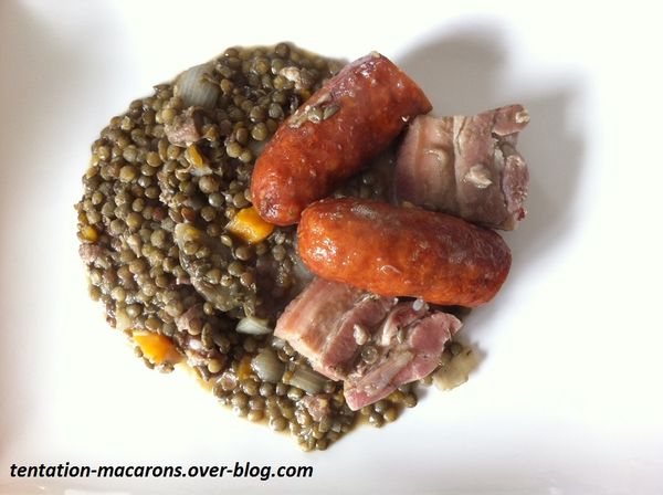 Lentilles saucisses et lard
