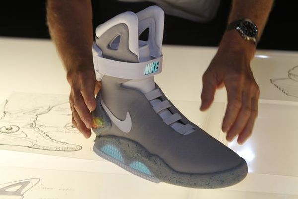 En 2015, ces baskets Nike Air Mag de Marty McFly se laceront seules (Retour Vers Le Futur devient réel !)