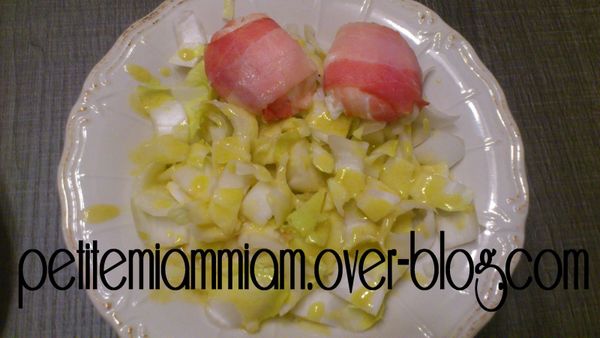 Salade d'endive, chèvre chaud au lard et sa sauce vinaigrette