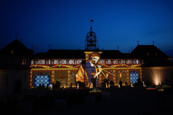 Petites lampées de gala pour le nouveau chai de Château Angelus...