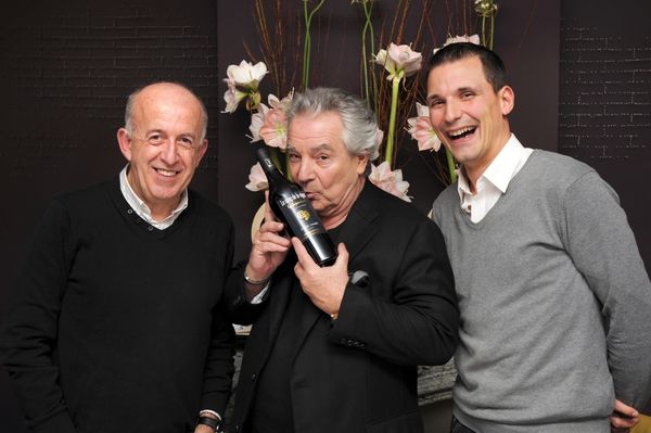 Jean-Pierre Alaux, Pierre Arditi, avec la bouteille, et Fabrice Durou.