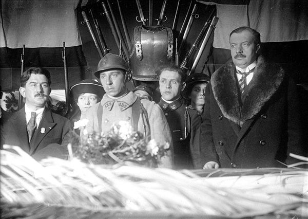 Le caporal Auguste Thin déposant le bouquet de roses. A droite, le ministre André Maginot.