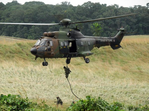 2010: le CEMA inspecte les troupes françaises au Gabon.
