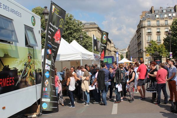 14 juillet 2014 : des volontaires pour donner leur sang attendent devant le stand du CTSA.