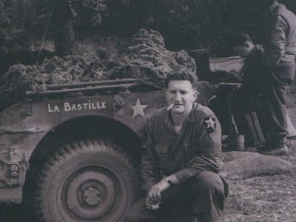 Juin 1944 : Bernard Dargols et sa jeep « La Bastille » - Extrait du livre « Bernard Dargols, un GI français à Omaha Beach » par Caroline Jolivet.
