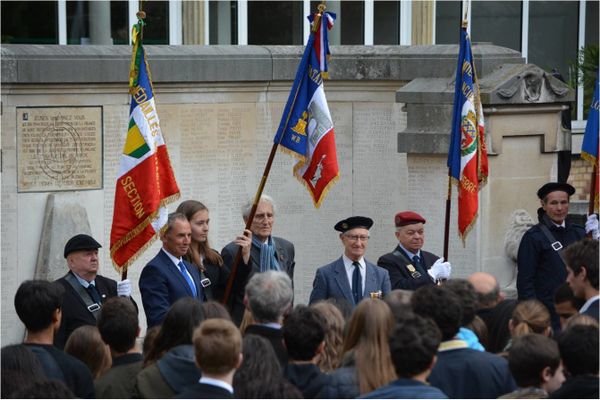 Devant le monument aux morts - Lycée Janson de Sailly, le jeudi 19 mai 2016.