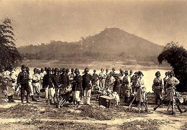 Halte de soldats français avant la ville de Lang Son, 1884.