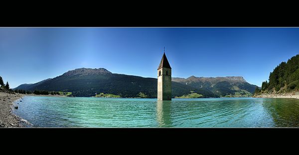 Le village de Graun, Lac Resia, Italie, Lieu insolite